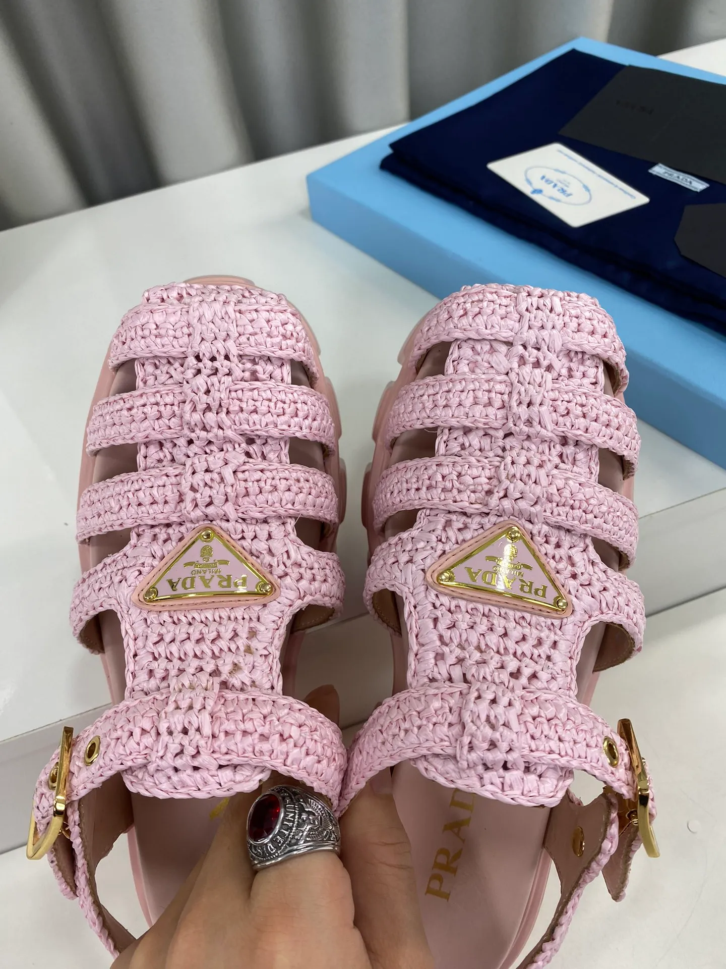👟👟Ex-factory price 600👟👟 Prada’s latest bamboo cage weaving thick-soled triangle buckle sandals☑️ Latest environmentally friendly PP material, fully handmade crochet, just like knitting sweaters, slow work and meticulous work, retro fashionable thick-soled shoes, with woven uppers, making the whole pair of shoes light and comfortable, bright colors, satisfying a variety of choices for fashionable people with different styles! The iconic metal triangle logo is paired with the shape of ancient beach sandals. Every design element is fashionable! Size: Women's 35-39 (34, 40, custom-made, non-returnable) Full set of counter original packaging